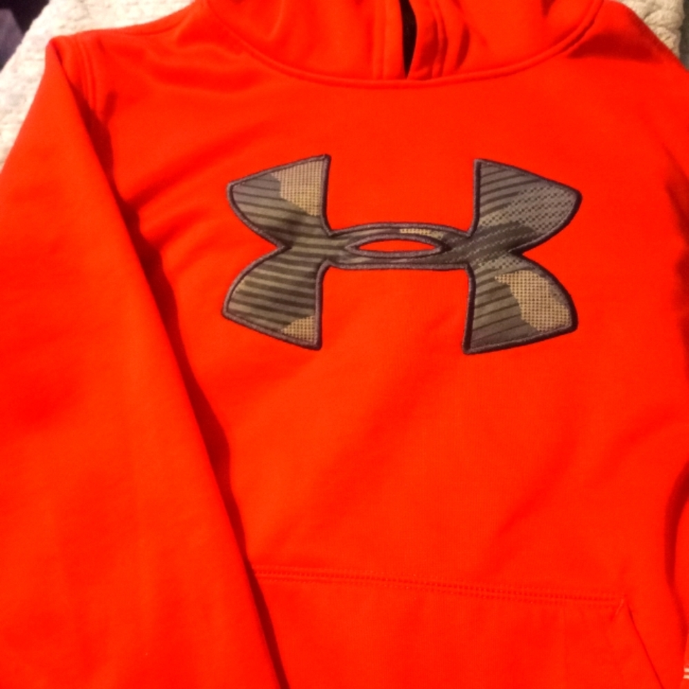 Under Armour pullover hooded sweatshirt w kangaroo pocket.